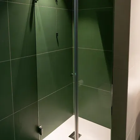 לינה וארוחת בוקר Colour 4*